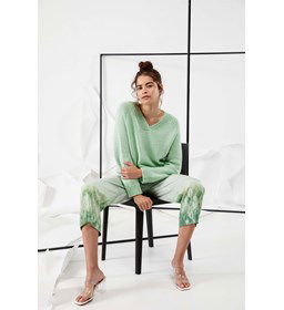 Damestrui met V-hals gemaakt van Lang Yarns Amira