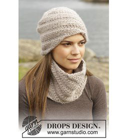 Gebreide muts en halswarmer gemaakt van Drops Snow - Eskimo