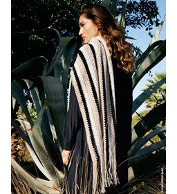 Gestreepte sjaal met franjes gemaakt van Lana Grossa Elastico