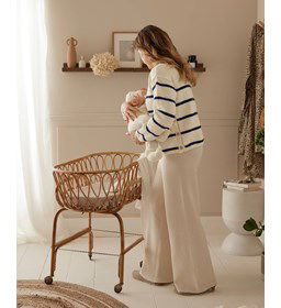 Gestreepte voedingstrui gemaakt van knopen