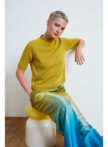 lang Yarns Lang Yarns breipatroon korte damestrui met ronde boord, de mouw valt net boven de elleboog. De trui is gebreid van het garen Langyarns Ananas. Bovenwijdte 100/112 cm Lengte 52/54 cm