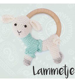 Rammelaar lammetje gemaakt van Lijm gips klei