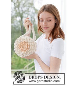 Gehaakte ronde tas met gelaagd bloemenpatroon gemaakt van knopen