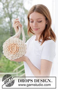 Gehaakte ronde tas met gelaagd bloemenpatroon