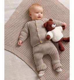 Babyjasje met knoopsluiting gemaakt van Phildar Phil Lambswool 51