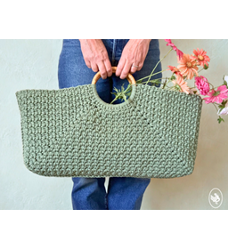 Brede tas gemaakt van Haaknaalden