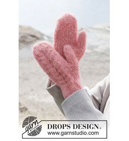 Coral Whisper Mittens gemaakt van Drops Melody