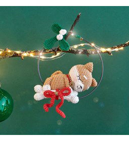 Kerstversiering slapend hondje gemaakt van Ringen en frames