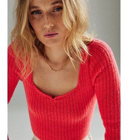 Aansluitende damestrui met lage halslijn