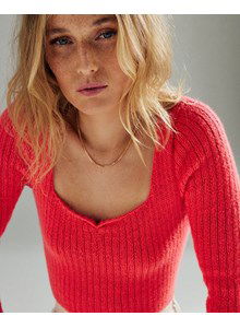 Aansluitende damestrui met lage halslijn