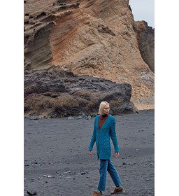 Damesvest met fraai kabelpatroon gemaakt van Lang Yarns Donegal Tweed Plus