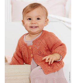 Babyvest met wijde  ronde hals gemaakt van Lana Grossa Alta Moda Cotolana en Cotalana Print