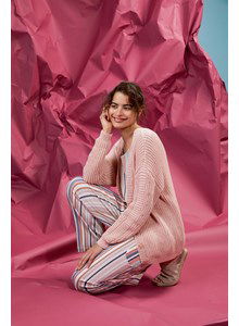 Damesvest met verticale en horizontale lijnenspel