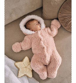 Donzig kruippakje gemaakt van knopen