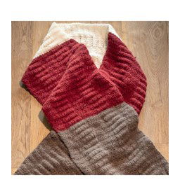 Sjaal gemaakt van Lang Yarns Malou Light uni en color