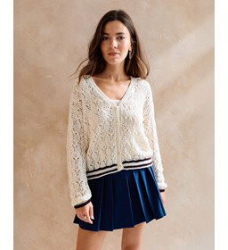 Damesvest in kantpatroon gemaakt van knopen