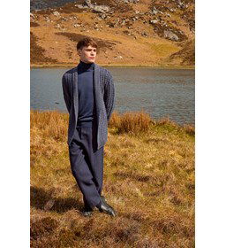 Lang herenvest met sjaalkraag gemaakt van Boeken Lang Yarns