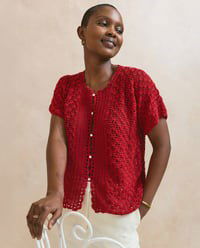 Damesvest met geschulpte rand gemaakt van knopen