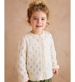 Meisjesvest in ajourpatroon gemaakt van Handwerk accesoires