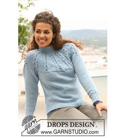 Gebreide DROPS trui met ronde pas en kabels van Karisma. Maat S - XXXL.