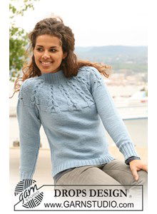 Gebreide DROPS trui met ronde pas en kabels van Karisma. Maat S - XXXL.