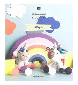 Eenhoorn knuffels met gekleurde manen gemaakt van Boeken Rico