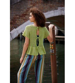 Damestruitje Celebration met schootje en striksluiting in achterpand gemaakt van Boeken Lang Yarns