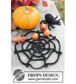 Gehaakt spinnenweb met spin  gemaakt van Drops Safran