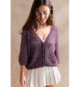 Kort damesvest in fantasiesteek gemaakt van knopen