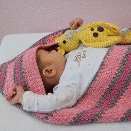 Durable Durable haakpatroon omslagdoek voor baby met muts, gehaakt van het garen Coral faded.Lengte ca 28 cm