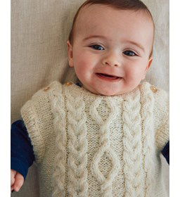 Mouwloos babytruitje gemaakt van Breinaalden