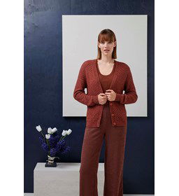 Damesvest Hetti in verspingende boordsteek gemaakt van Lang Yarns Vaya