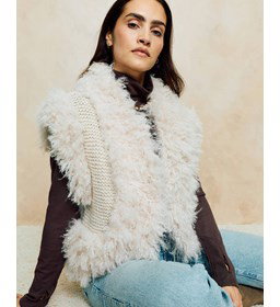mouwloze jas met afwerking in bontlook gemaakt van Phildar Phil Siberia