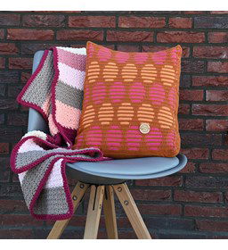 Gehaakt woonkussen gemaakt van applicatie