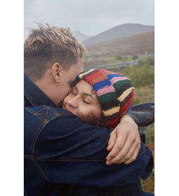 Veelkleurige muts gemaakt van Lang yarns Poseidon