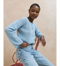 Damesvest met wijde vierkante hals gemaakt van knopen