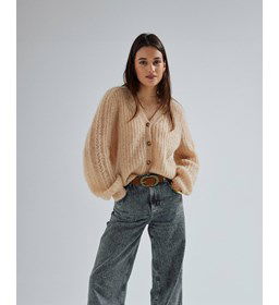 Wijd damesvest met knoopsluiting gemaakt van Phildar Phil Chic