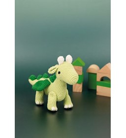 lief draakje van ca 16 cm hoog gemaakt van boeken haken