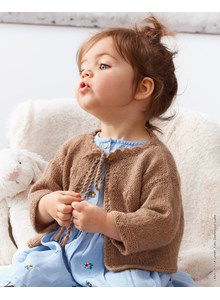 Breipatroon babyvestje met koordsluiting en geborduurde bloemen gemaakt van Lana Grossa Ecopuno