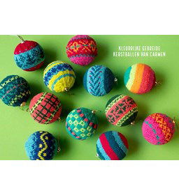 Kleurrijke gebreide kerstballen van Carmen gemaakt van Scheepjes Softfun
