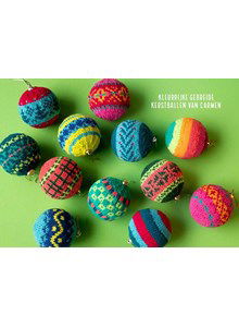 Kleurrijke gebreide kerstballen van Carmen