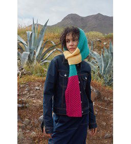 Meerkleurige sjaal met blokjespatroon gemaakt van Lang yarns Poseidon