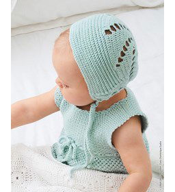 Babymutsje met bloempatroon op achterhoofd gemaakt van Lana Grossa Cool Wool Baby