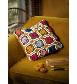 Kussen met vintage rozen gemaakt van boeken haken