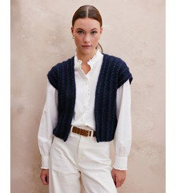 Mouwloos damesvest in kantpatroon gemaakt van Boeken Phildar