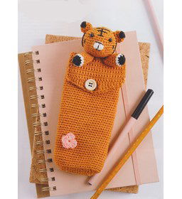 Etui tijger gemaakt van Scheepjes Catona 25 en 10 gram