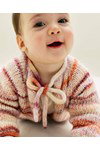 Breipatroon babyvest Xelia met strikkoordje van andere kant