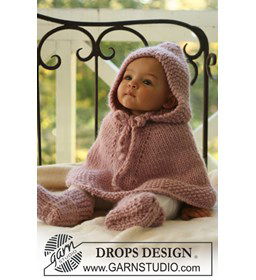 Poncho en slofjes gemaakt van Drops Snow - Eskimo