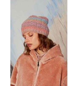 Damesmuts met fantasiepatroon gemaakt van Lang Yarns Orion