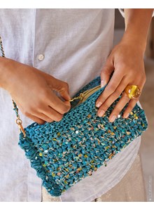 Haakpatroon clutch met gekleurde pailletten gemaakt van Lana Grossa The Bast